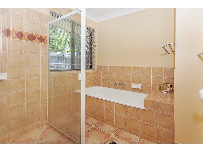 1 Meadowwood Court, Springfield QLD 4300