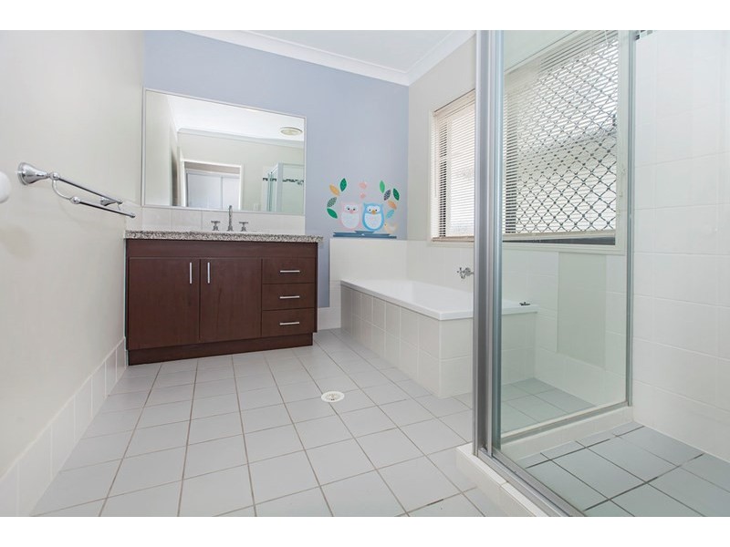 226 Lakeside Avenue, Springfield Lakes QLD 4300