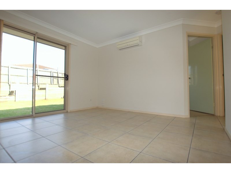 8 Lyrebird Lane, Bellbird Park QLD 4300