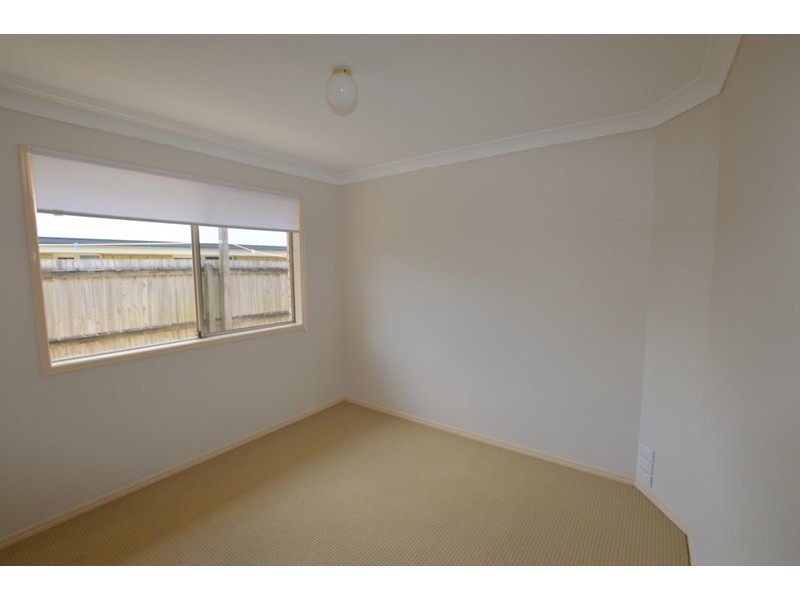 8 Lyrebird Lane, Bellbird Park QLD 4300