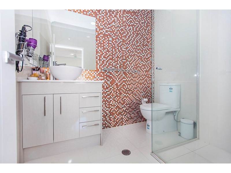 2/2 Neroli Drive, Springfield Lakes QLD 4300