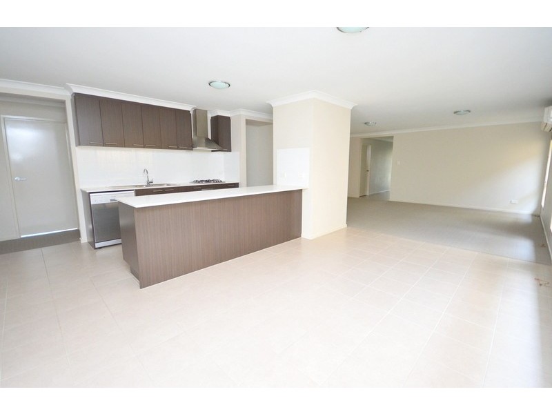 32 Hallvard Crescent, Augustine Heights QLD 4300