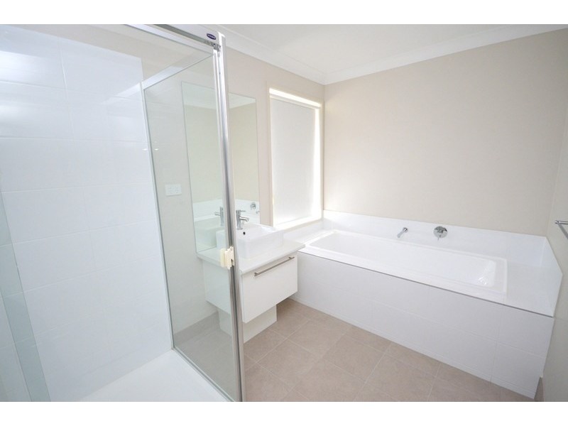 32 Hallvard Crescent, Augustine Heights QLD 4300