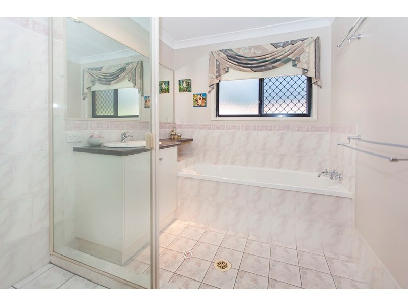 2 Meadowwood Court, Springfield QLD 4300