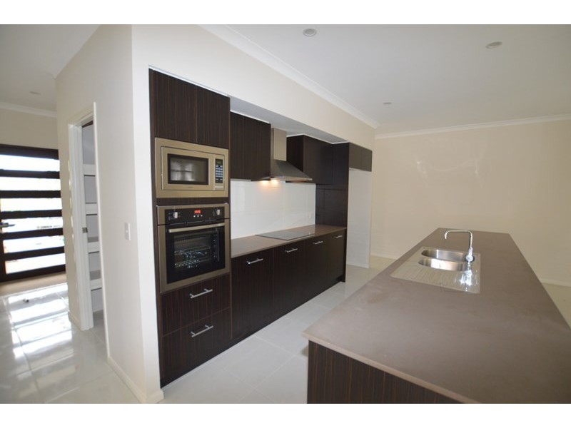 25 Foreshore Drive, Springfield Lakes QLD 4300