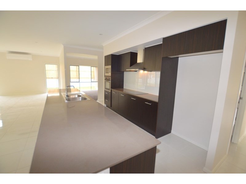 25 Foreshore Drive, Springfield Lakes QLD 4300