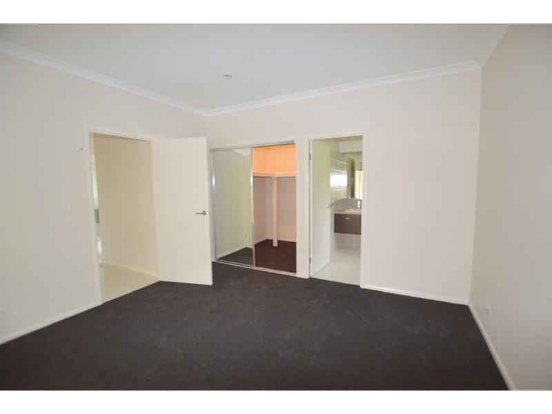 25 Foreshore Drive, Springfield Lakes QLD 4300