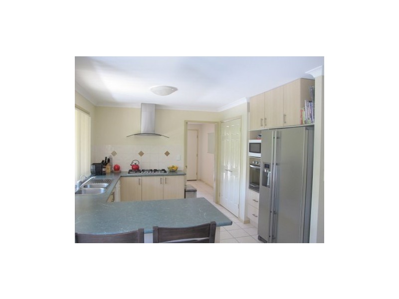 4 Riviera Court, Oxley QLD 4075