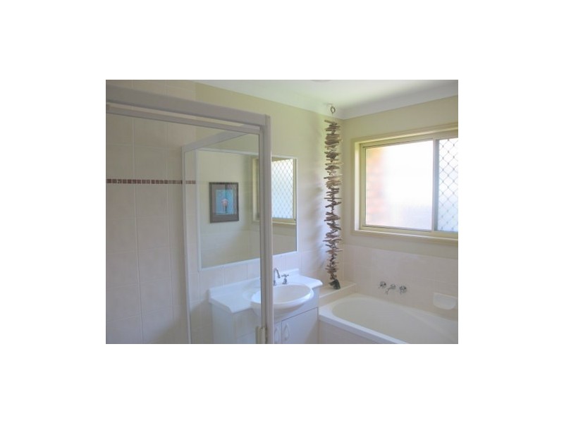 4 Riviera Court, Oxley QLD 4075