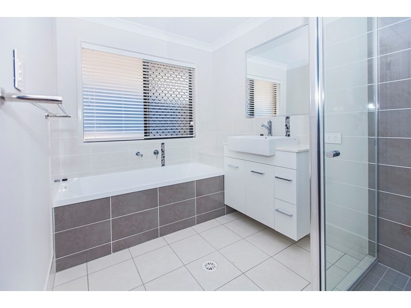 1 Rose Street, Yamanto QLD 4305