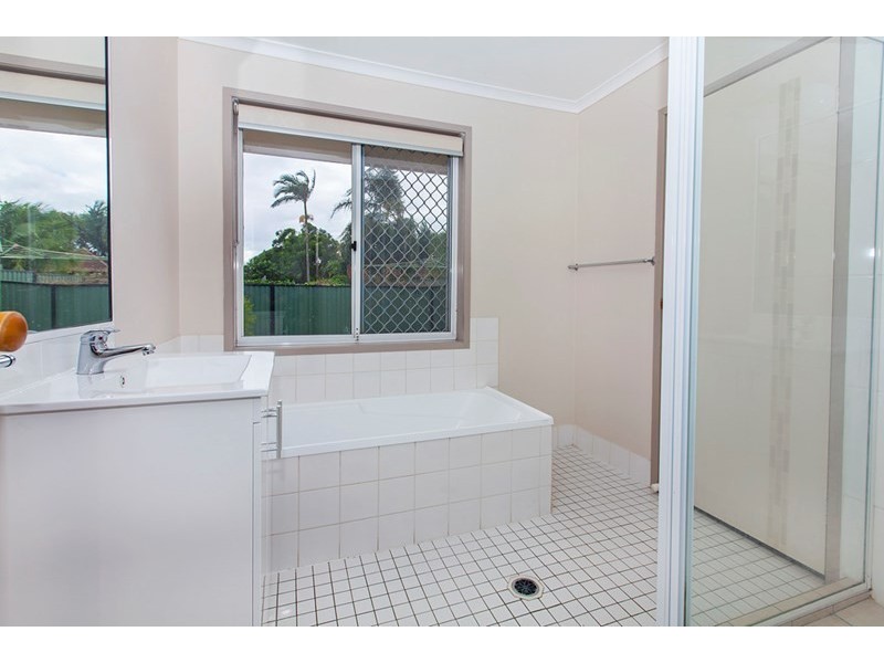 16 Westwood Drive, Hillcrest QLD 4118