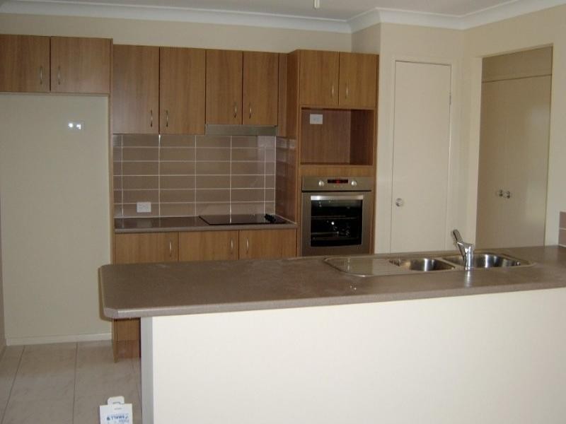 8 Gumleaf Place, Springfield QLD 4300