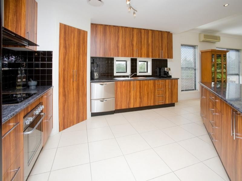 15 Summit Drive, Springfield Lakes QLD 4300