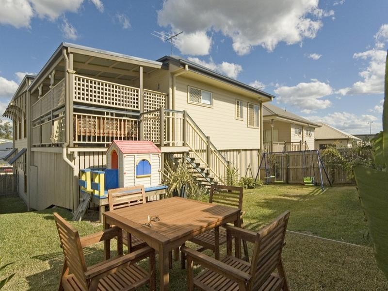 18 Ovals Terrace, Springfield Lakes QLD 4300