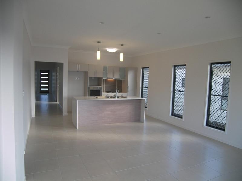 8 Inlet Lane, Springfield Lakes QLD 4300