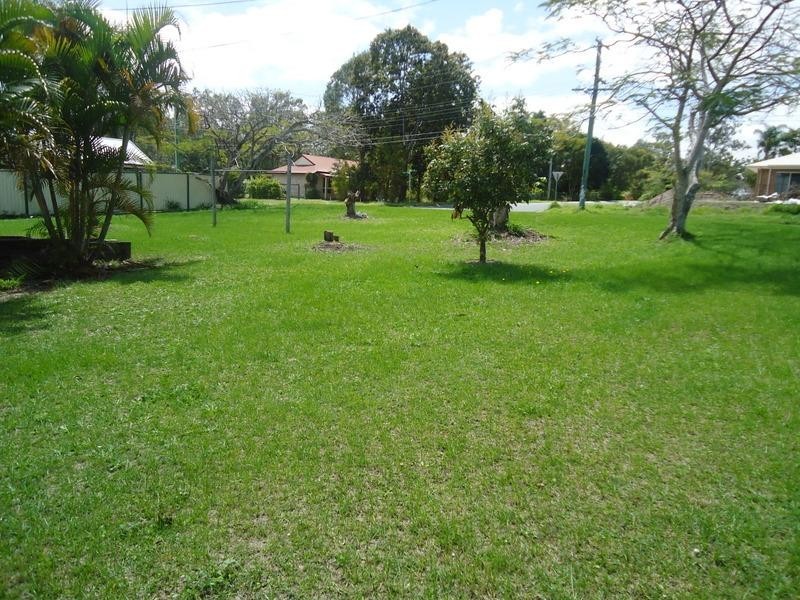 On Dwyer Street, Camira QLD 4300