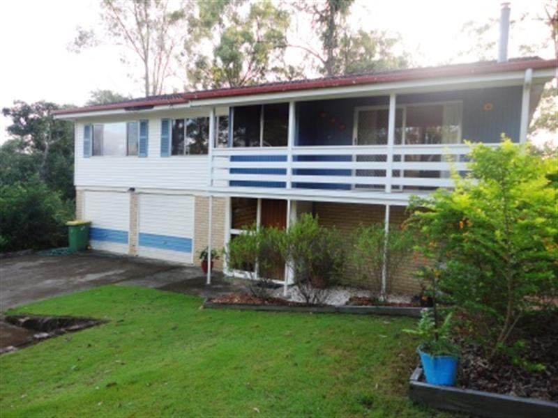 On Hallet Avenue, Camira QLD 4300