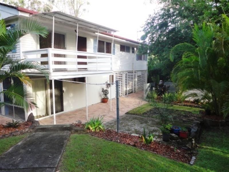 On Hallet Avenue, Camira QLD 4300