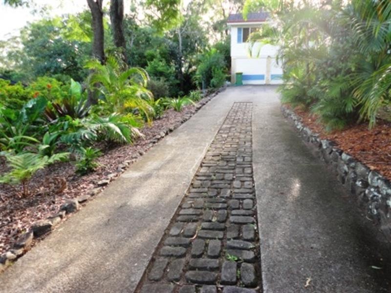 On Hallet Avenue, Camira QLD 4300