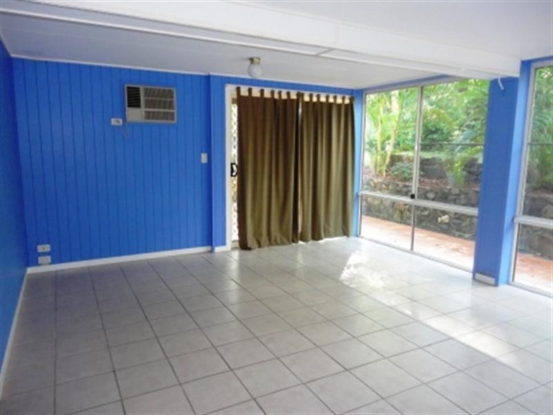 On Hallet Avenue, Camira QLD 4300