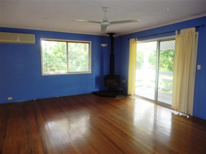 On Hallet Avenue, Camira QLD 4300