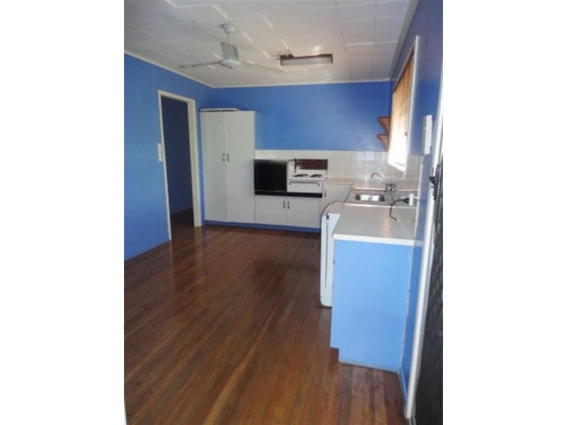 On Hallet Avenue, Camira QLD 4300