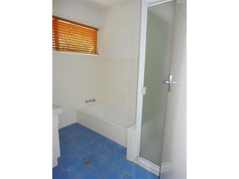 On Hallet Avenue, Camira QLD 4300