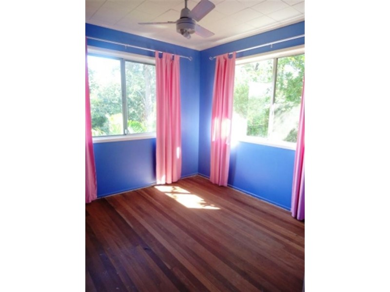 On Hallet Avenue, Camira QLD 4300