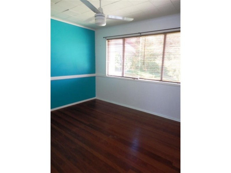 On Hallet Avenue, Camira QLD 4300