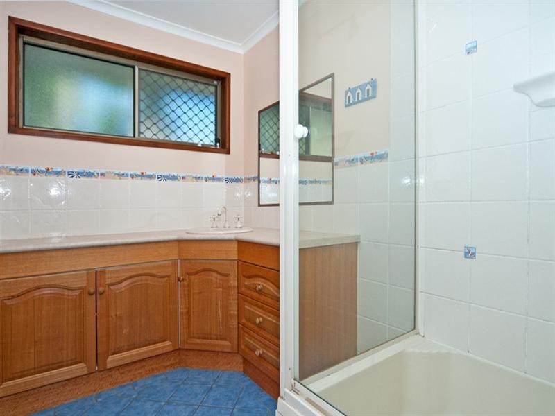 On Ron Street, Camira QLD 4300