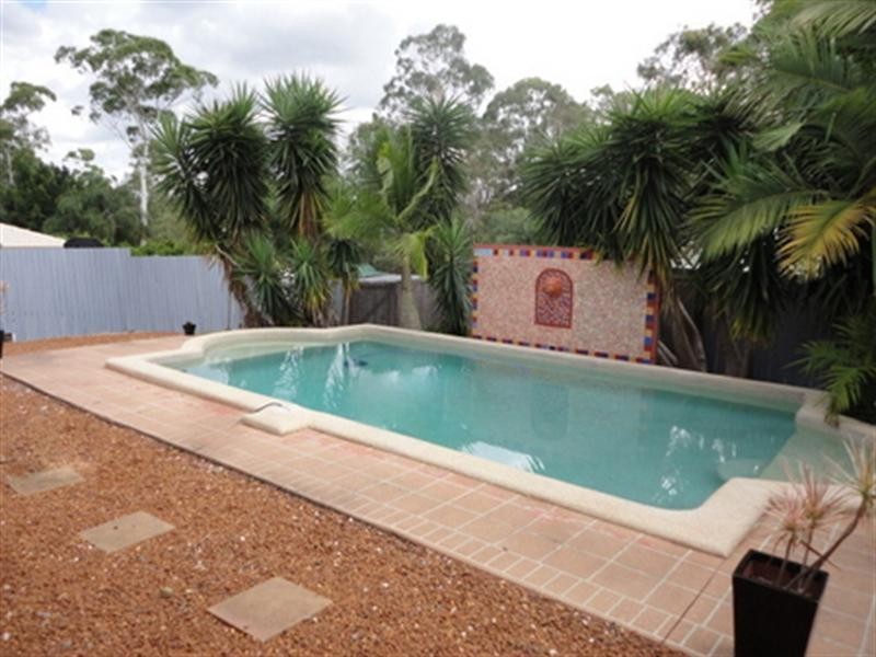 1 Meadowood Court, Springfield QLD 4300