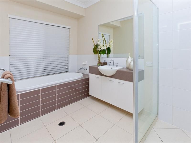 On Lakeside Avenue, Springfield Lakes QLD 4300