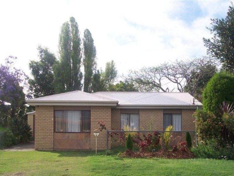 8 Barnes Court, Silkstone QLD 4304