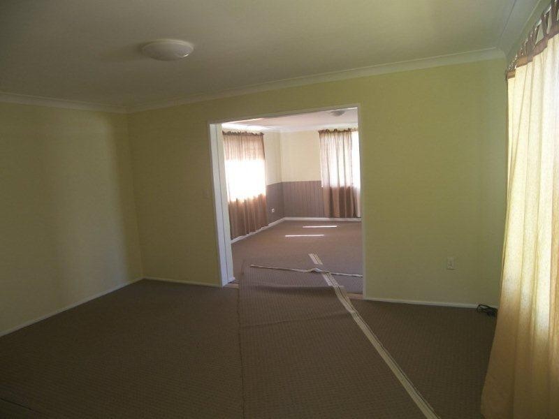 8 Barnes Court, Silkstone QLD 4304