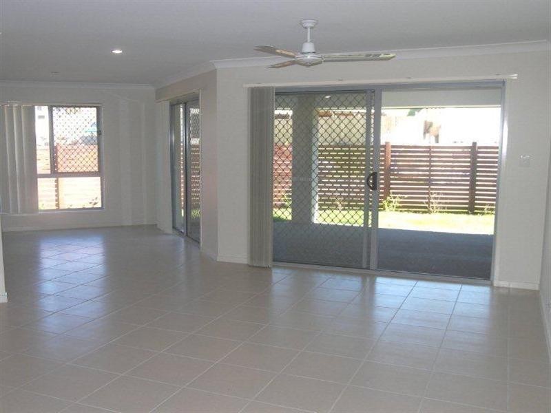 3/2 Messenger Crescent, Springfield Lakes QLD 4300