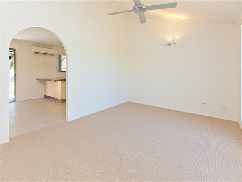 On Peverell Street, Hillcrest QLD 4118