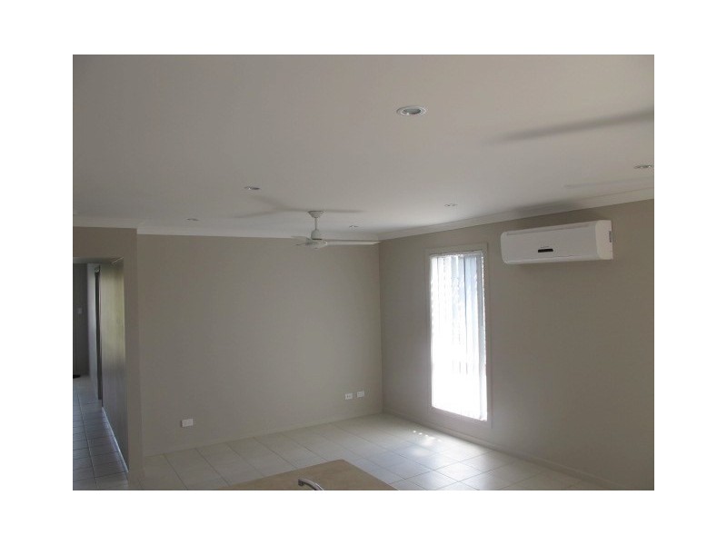 1/4 Lamington Drive, Redbank Plains QLD 4301