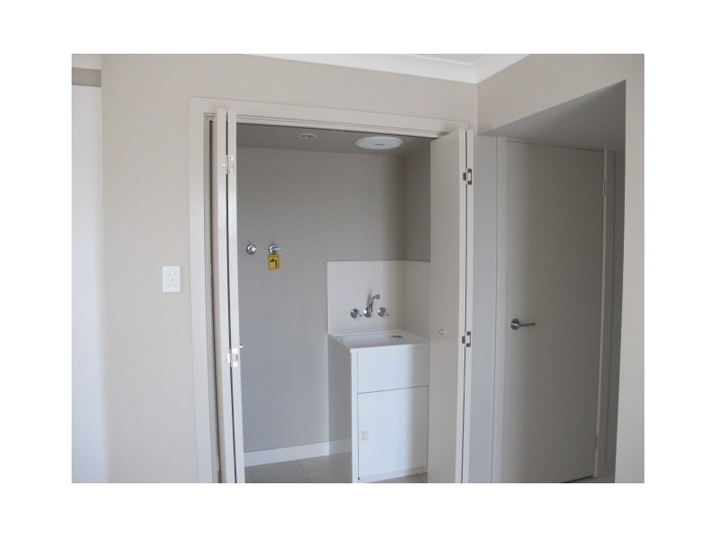 1/4 Lamington Drive, Redbank Plains QLD 4301