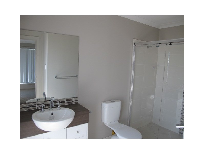 1/4 Lamington Drive, Redbank Plains QLD 4301