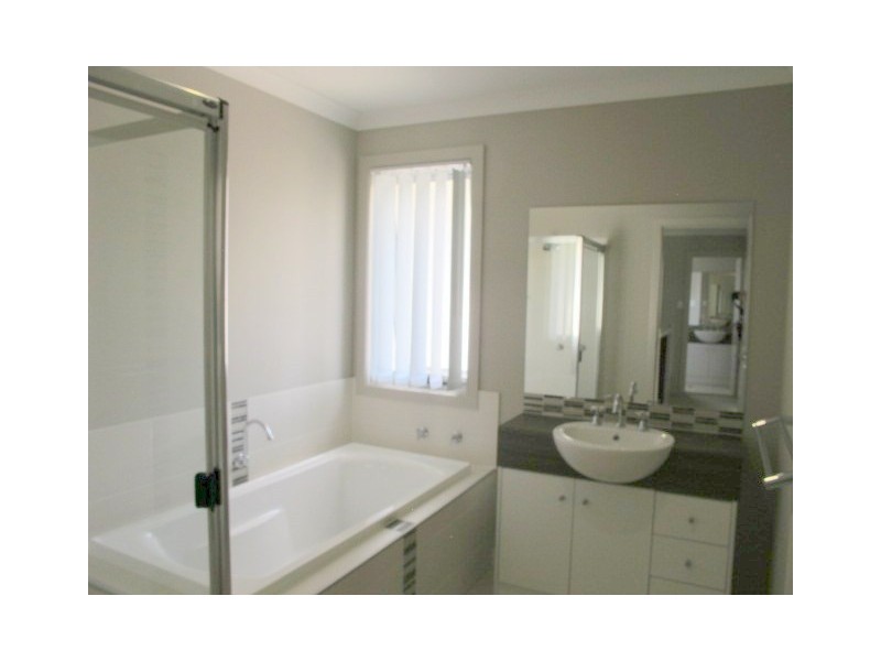 1/4 Lamington Drive, Redbank Plains QLD 4301