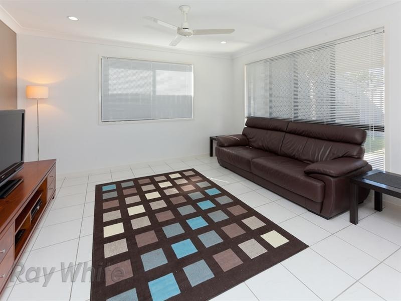 8 Daisy Street, Springfield Lakes QLD 4300