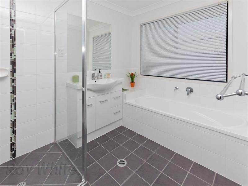 8 Daisy Street, Springfield Lakes QLD 4300