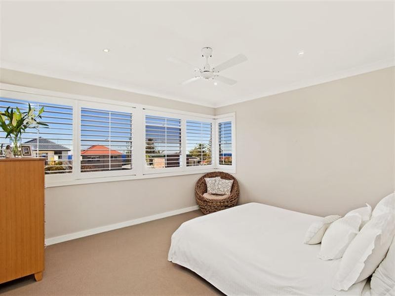 11 Robertson Road, North Curl Curl NSW 2099