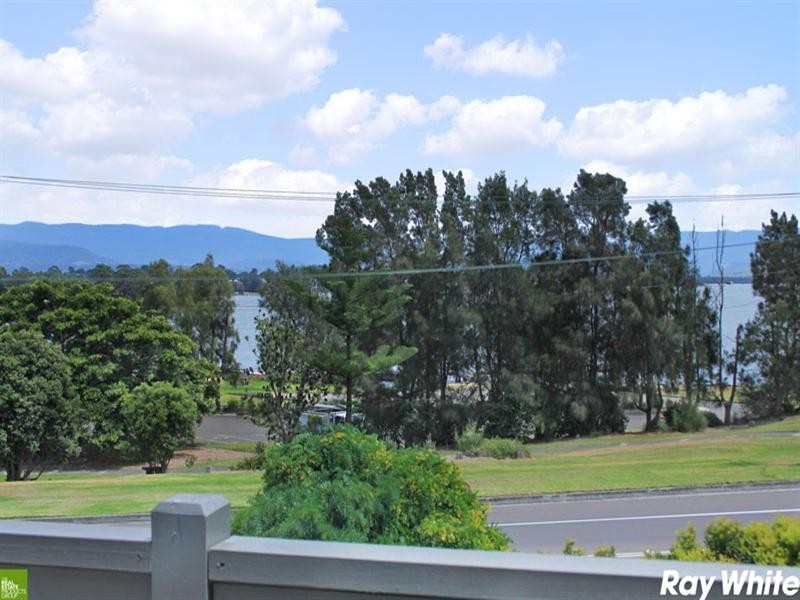 90 The Esplanade, Oak Flats NSW 2529