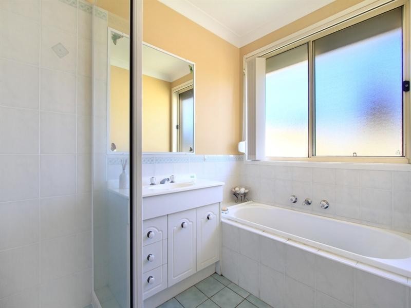 8 Harris Street, Albion Park NSW 2527