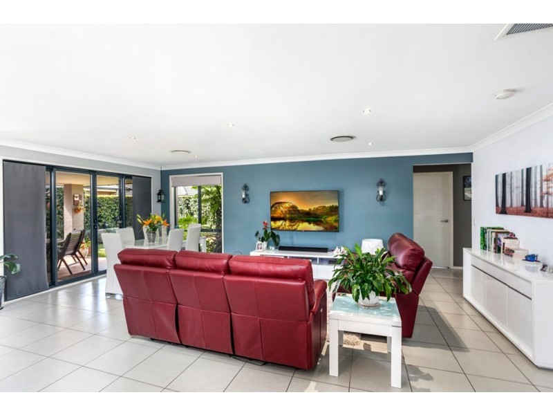 27 Athanlin Avenue, Haywards Bay NSW 2530