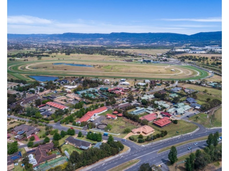 2 Kingston Town Drive, Kembla Grange NSW 2526