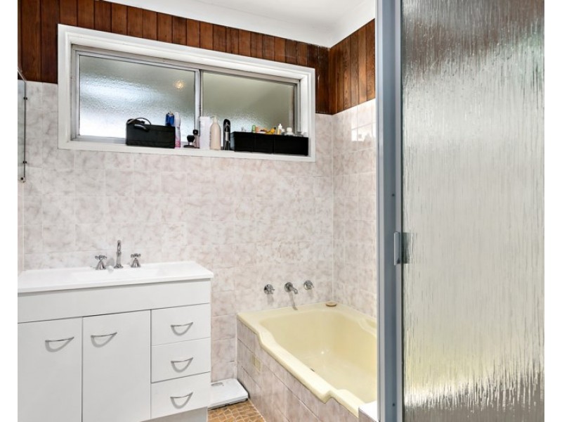 15 Robyn Road, Albion Park Rail NSW 2527