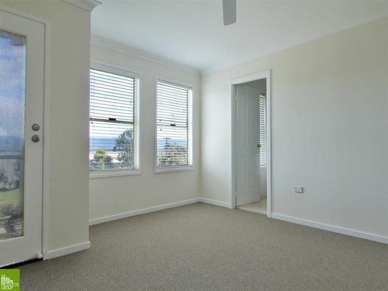 90 The Esplanade, Oak Flats NSW 2529