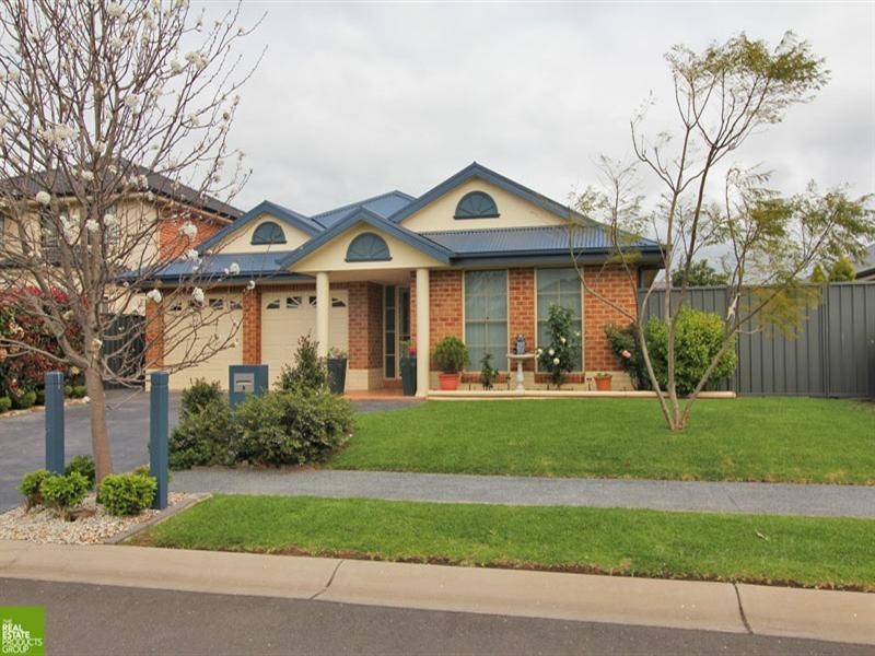 8 Athanlin Avenue, Haywards Bay NSW 2530